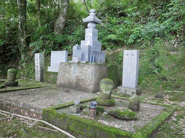 藤林寺 左右の卵塔の墓石二基はその縁者の墓